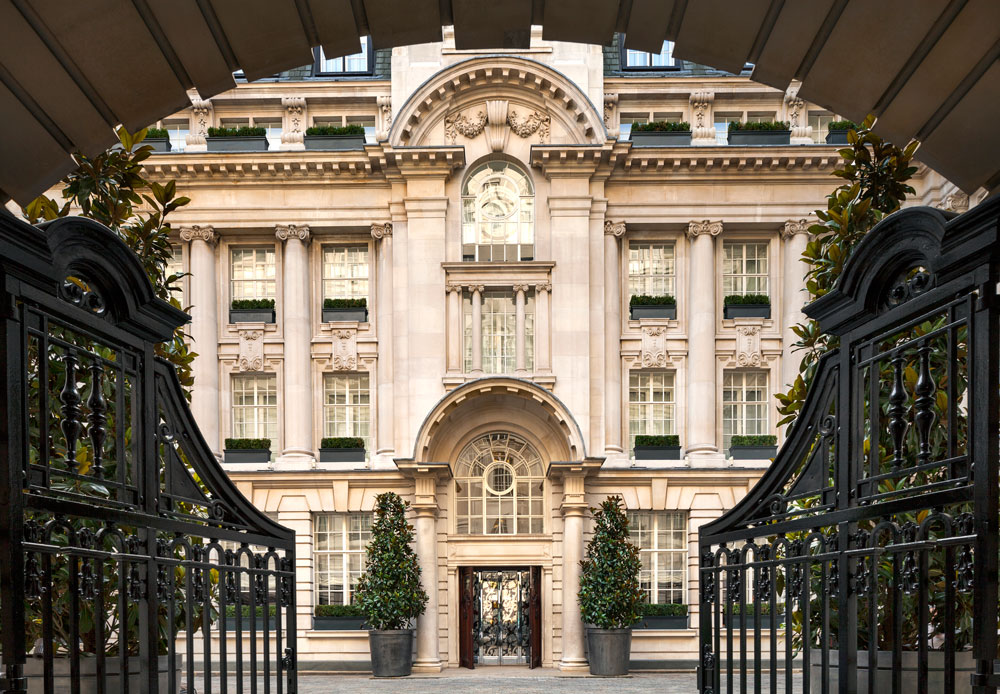 Mặt tiền khách sạn Rosewood, London theo lối kiến trúc cổ điển với những hoa văn tinh xảo 