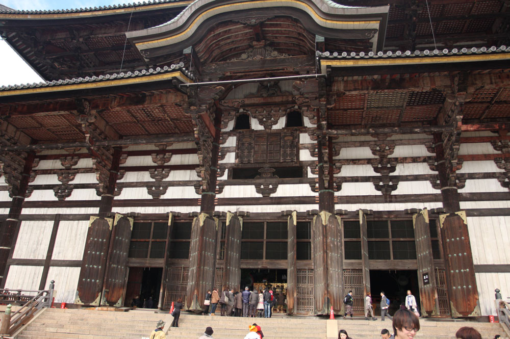 Cận cảnh mặt tiền sử dụng hoàn toàn bằng gỗ của chùa Todaiji, Nhật Bản