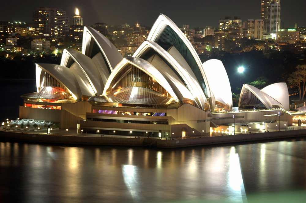 Nhà hát Opera Sydney tỏa sáng trên nền trời 