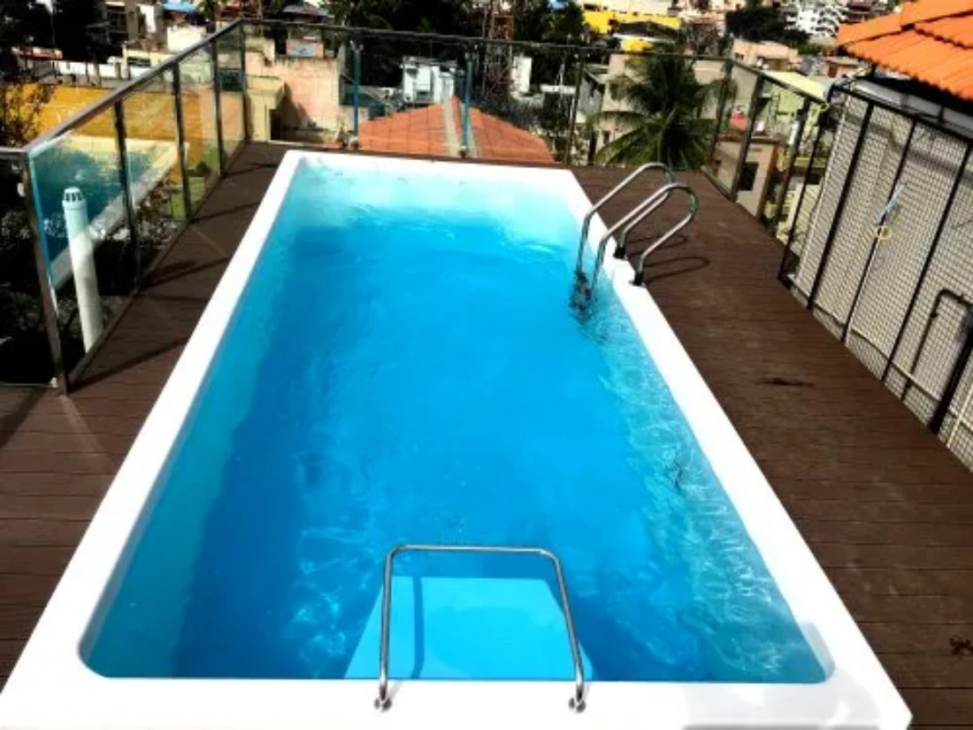 Bể bơi trên sân thượng thường được xây dựng bằng vật liệu composite