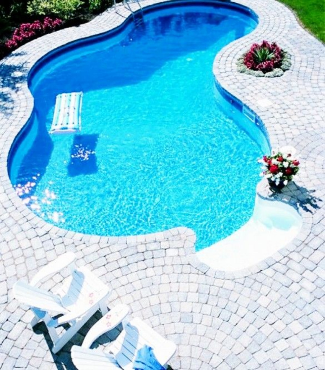 Hình dáng bể bơi nên thiết kế theo hình tròn, oval hoặc uốn lượn là tốt nhất về mặt phong thủy