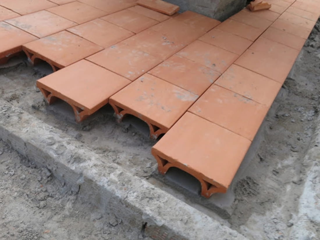 Lát gạch chống nóng có ưu điểm tính thẩm mỹ cao, dễ thi công xây dựng nhưng vẫn có những nhược điểm nhất định