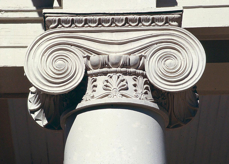 Thức cột Ionic với chi tiết xoắn ốc ở đầu cột