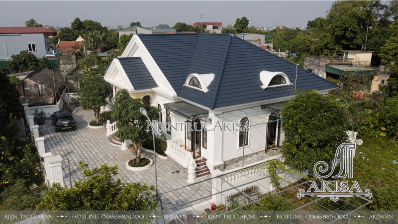 Thiết kế nhà mái Thái đơn giản với sân vườn xanh tươi 