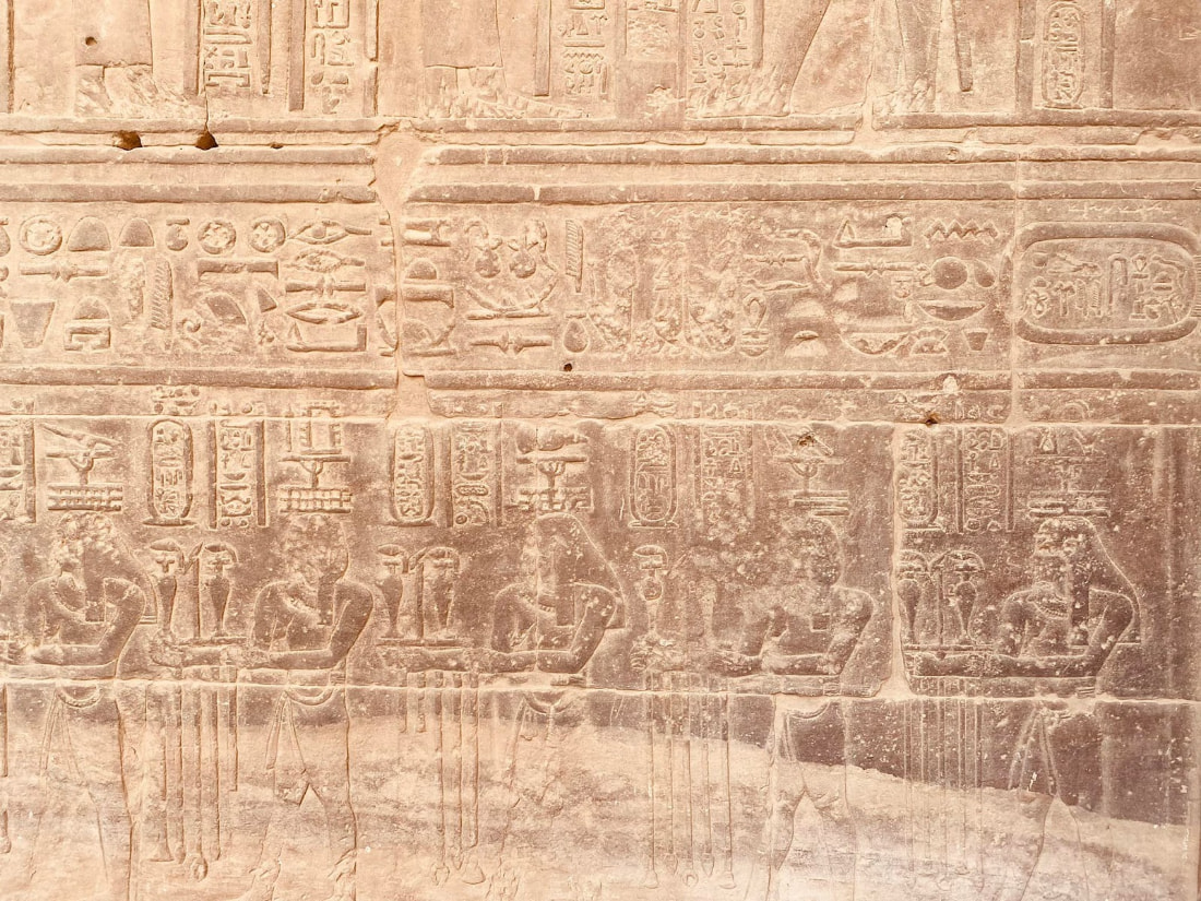 Một bức miêu tả đời sống cư dân Ai Cập trên tường đá tại đền thờ Luxor