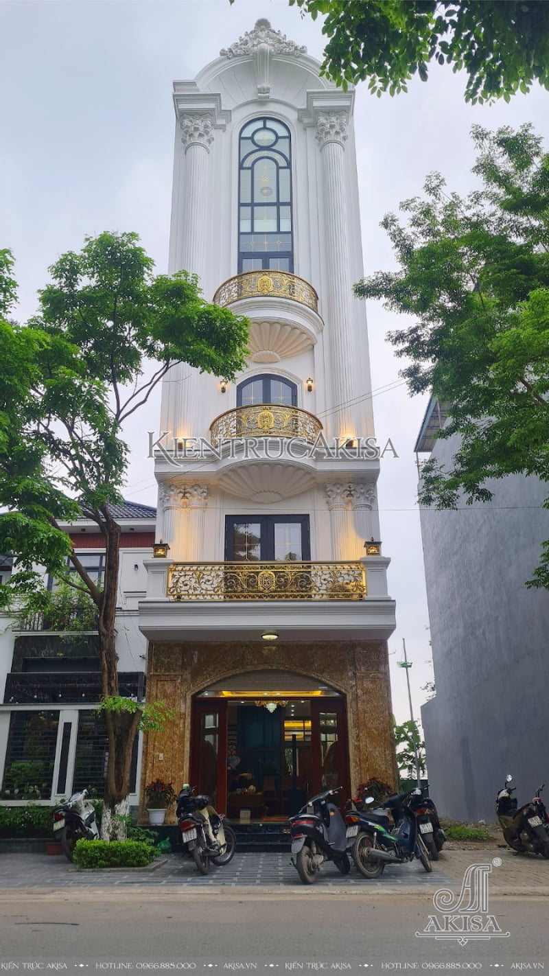 Nhà phố tân cổ điển 5 tầng nổi bật với gam màu trắng tinh tế cùng màu vàng hoàng gia sang trọng