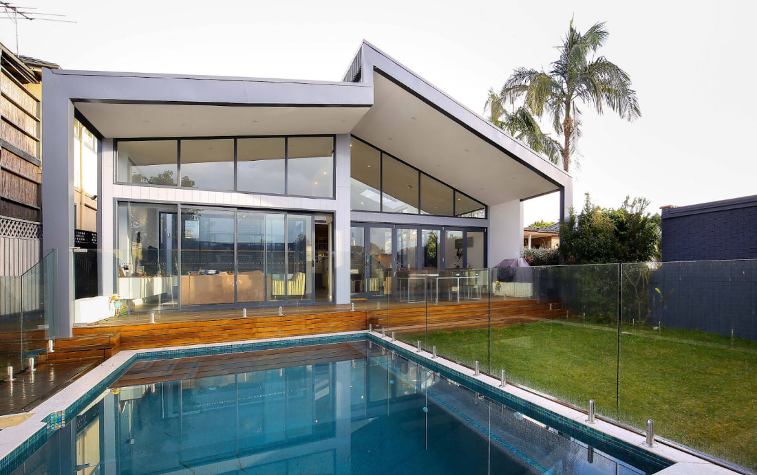 Kiến trúc mái lệch ấn tượng cùng với hồ bơi cao cấp tô điểm thêm dáng vẻ sang trọng của căn nhà, thể hiện cá tính, gu thẩm mỹ độc đáo của chủ đầu tư.