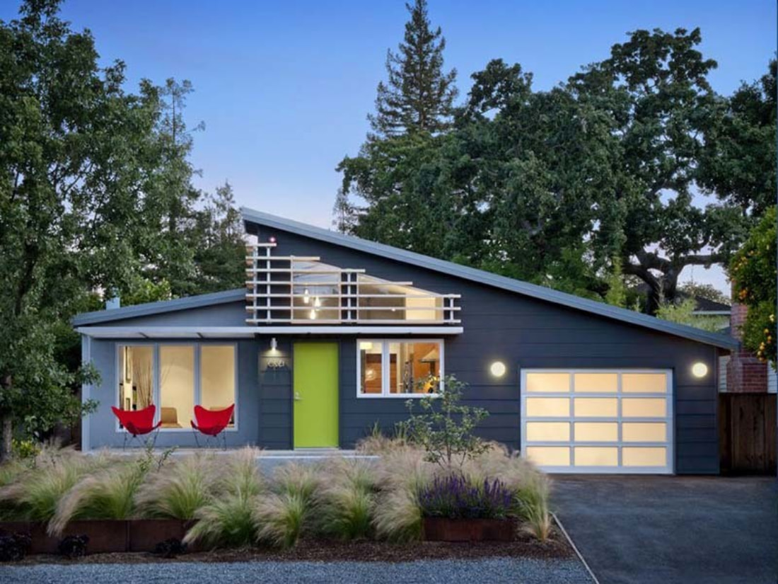 Nhà mái lệch 1 tầng gây ấn tượng mạnh bởi cách phối màu ấn tượng mang đậm phong cách Âu Mỹ. Hệ thống cửa sổ thiết kế và phân bổ độc đáo tạo nên điểm nhấn khác biệt cho ngôi nhà.