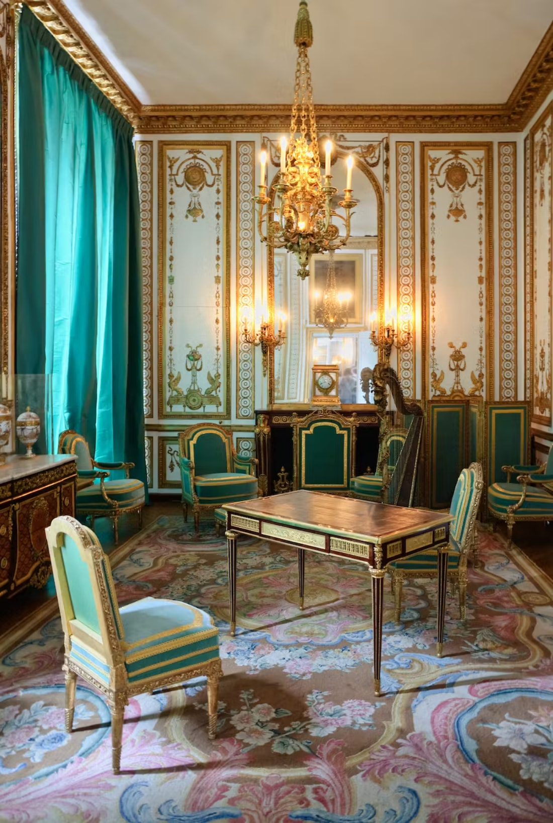 Không gian nội thất sang trọng tại Salon Doré của Marie Antoinette mang đặc trưng thời đại Louis XVI