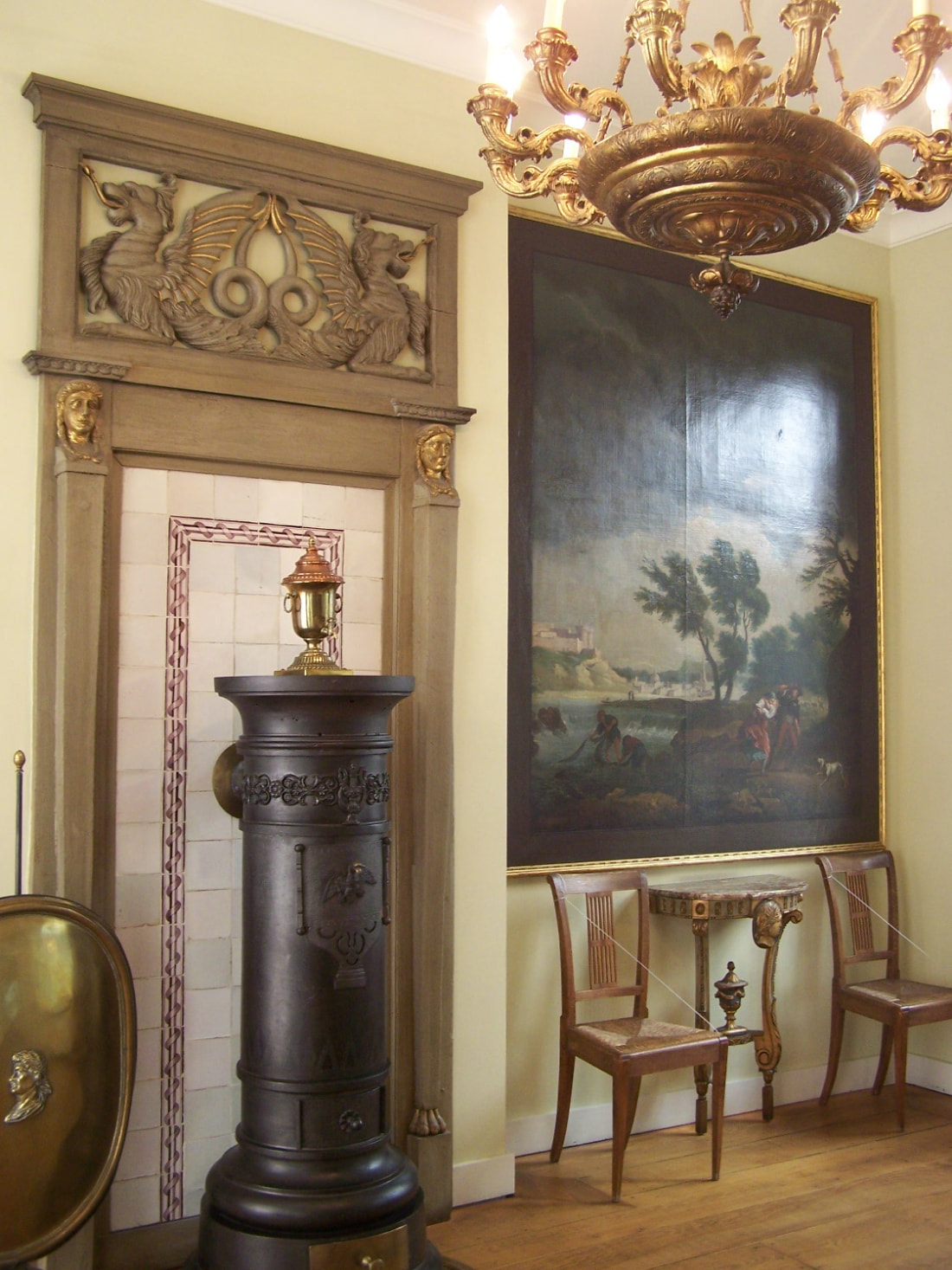 Phòng Directoire tại Bảo tàng Couven sử dụng kiến trúc ​​trúc tân cổ điển, chạm khắc tối giản và tranh trang trí