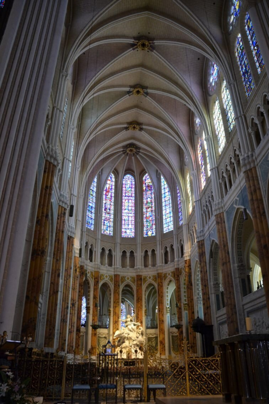 Thiết kế mái vòm nhọn và những ô cửa sổ nhiều màu của Nhà thờ Chartres của Pháp thời Trung cổ