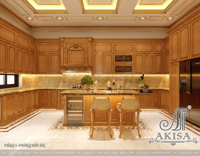  Không gian bếp ấn tượng nhờ nội thất tủ bếp gỗ tự nhiên với những đường nét hoa văn tinh tế, kết hợp với mặt đá marble sang trọng. Hệ thống phào chỉ mạ vàng tạo điểm nhấn cho không gian bếp thêm phần đẳng cấp. 