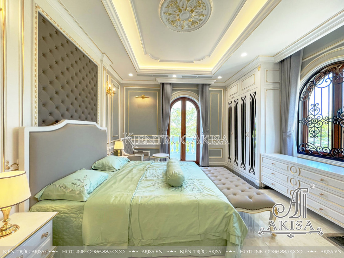 Phòng ngủ thiết kế với gam màu nhẹ nhàng cùng hoa văn trang nhã tạo cảm giác thoải mái, thư thái