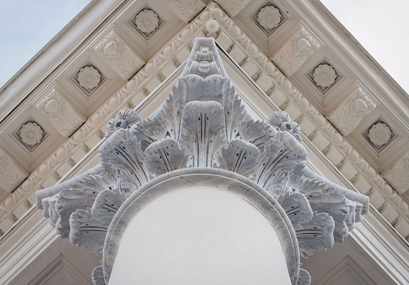 Thức cột Corinth với những tầng lớp lá phiến thảo trang trí đầu cột thêm xa hoa, lộng lẫy