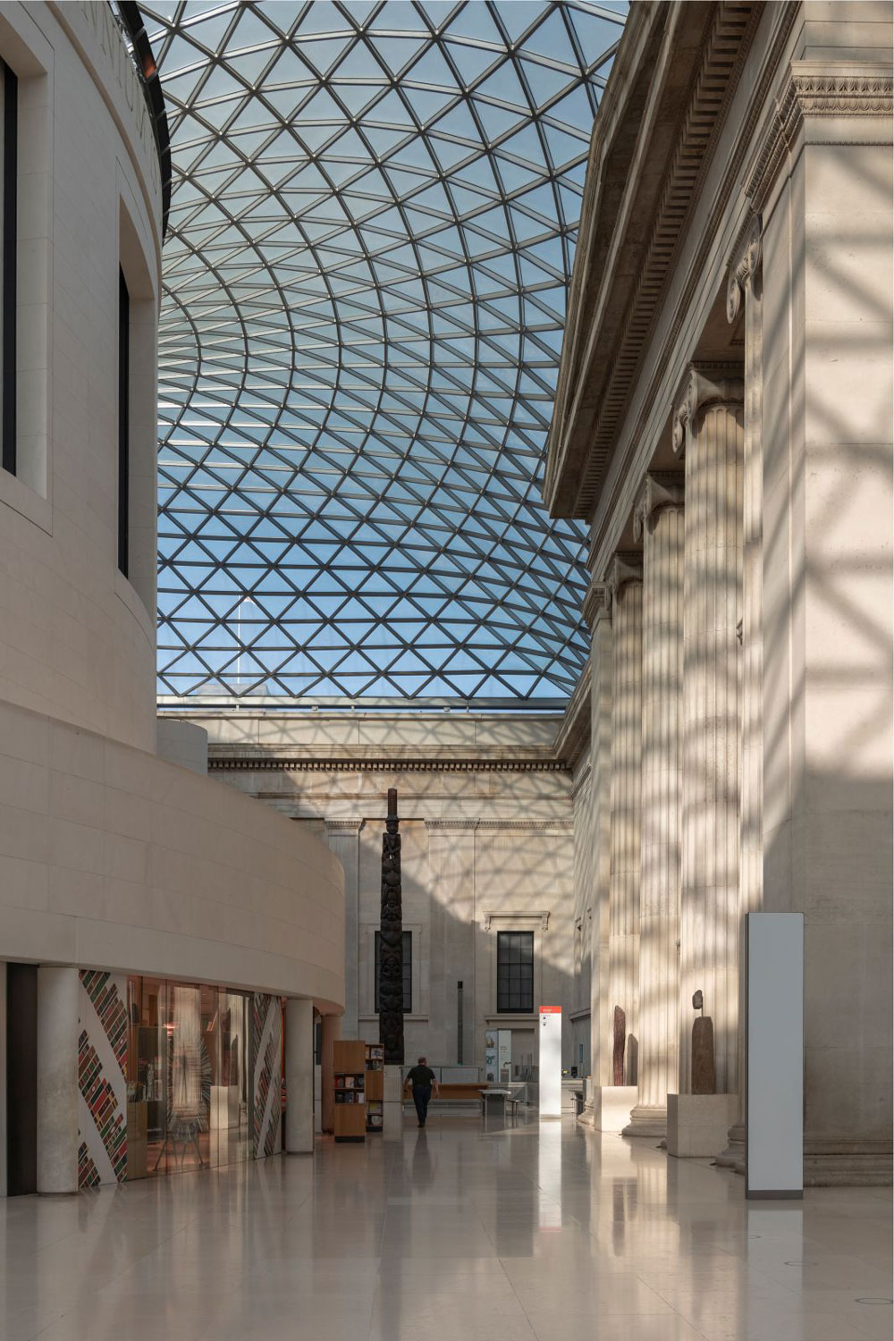 Cột Ionic tại Tòa án Lớn của Nữ hoàng Elizabeth II - bảo tàng Anh quốc