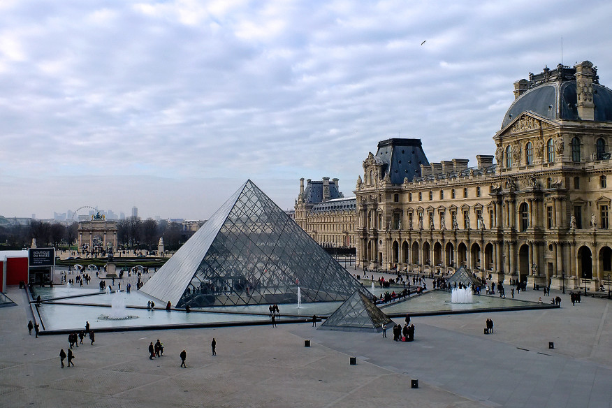 Kim tự tháp Louvre được ví là kim tự tháp phát sáng giữa thủ đô Paris tráng lệ