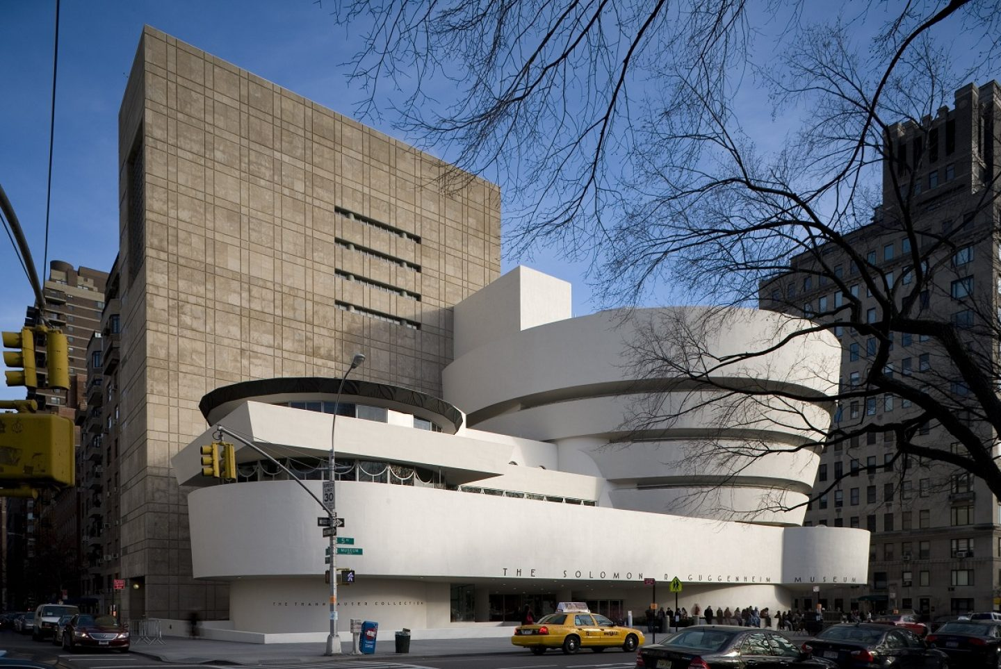 Vẻ đẹp hiện đại của bảo tàng Solomon R. Guggenheim nhìn từ xa