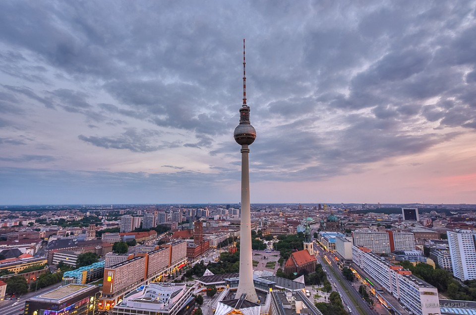 Tháp truyền hình Berlin hiên ngang giữa lòng thành phố