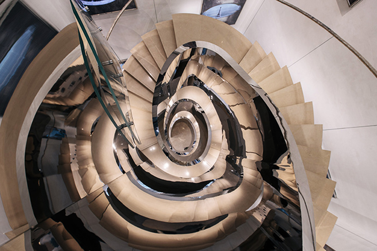 Thiết kế thang hình xoắn ốc độc đáo trong kiến trúc của House of Dior
