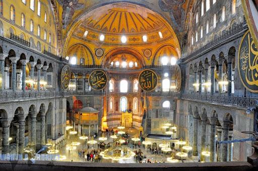 Đặc điểm nổi bật của kiến trúc Byzantine là các mái vòm