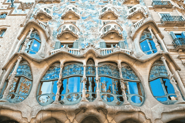  Toà nhà Casa Batllo tại Barcelona thiết kế bởi Antonio Gaudi đầy lạ mắt