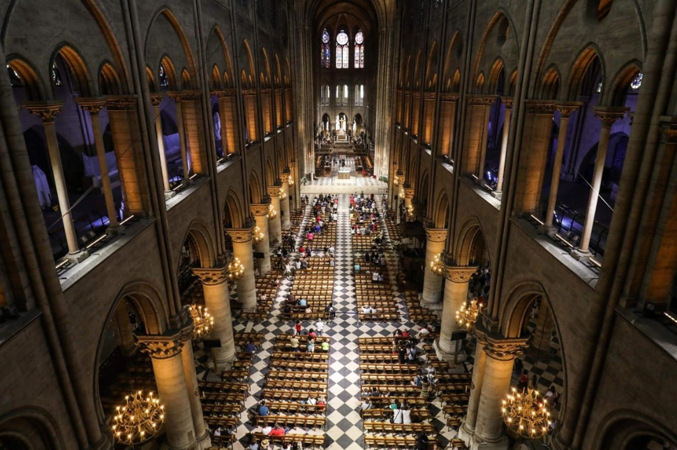 Bên trong nhà thờ Đức Bà Paris theo kiến trúc gothic