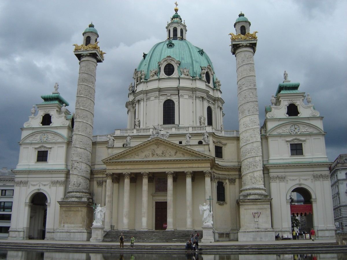 Những chiếc cột khổng lồ từ một nhà thờ xây dựng theo lối kiến trúc Baroque