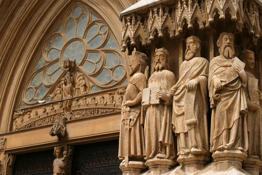 Những cột tượng đẹp đẽ bên ngoài kiến trúc Gothic