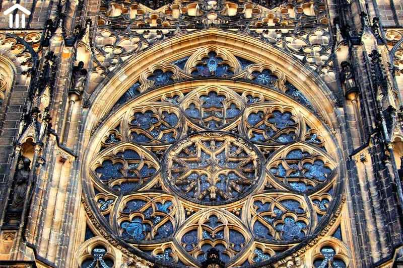 Một thiết kế cửa sổ kính màu trong phong cách Gothic