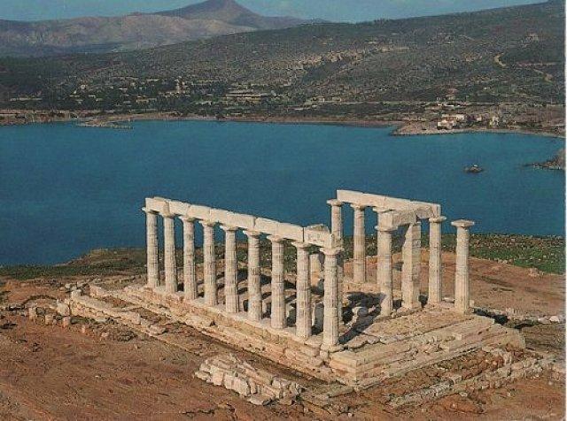 Đền thờ thần Zeus hiện tại chỉ còn 15 cột trụ sót lại 