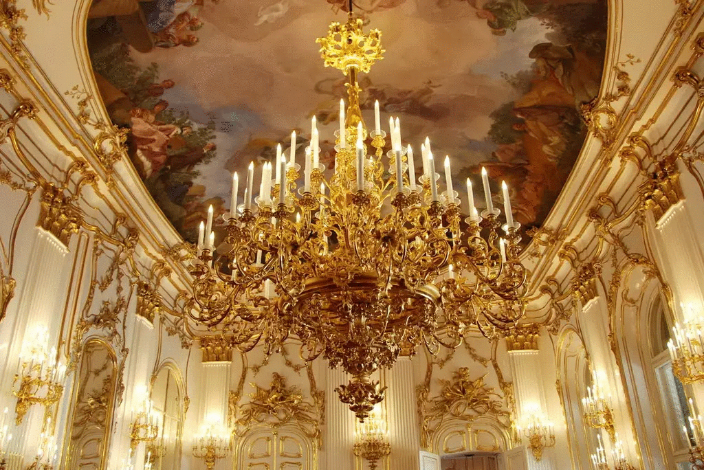 Phòng khách phong cách Baroque lấy pha lê, thủy tinh và đèn chùm làm điểm nhấn