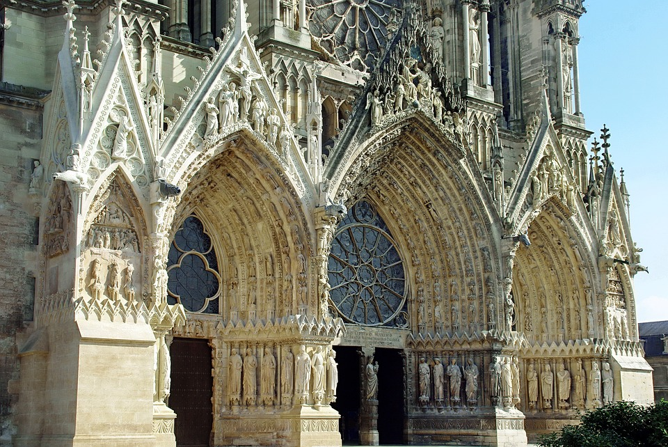 Đường nét điêu khắc khéo léo, tỉ mỉ thể hiện rõ tại kiến trúc Gothic