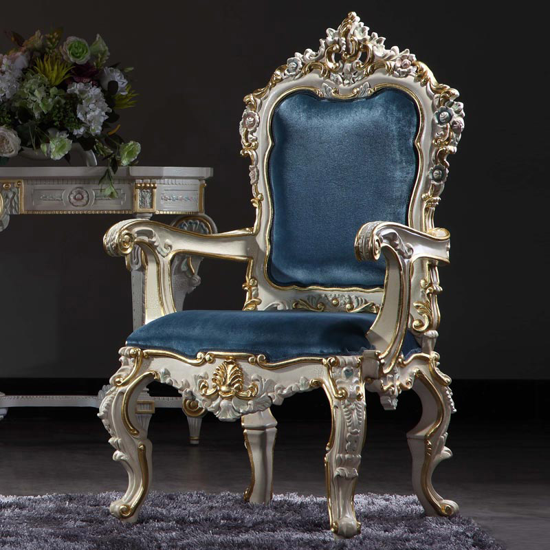 Ghế được chạm khắc hoa văn cầu kì theo phong cách Baroque