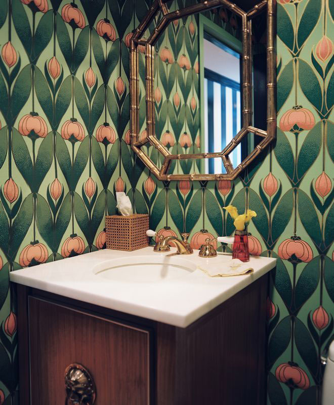 Gương phòng tắm được trang trí theo phong cách Art Nouveau