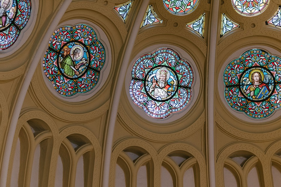 Một vài họa tiết trang trí cầu kỳ trên cửa kính theo phong cách Gothic