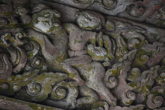Bức điêu khắc “Người cưỡi rồng” tại chùa Đậu, Phú Xuyên, Hà Nội