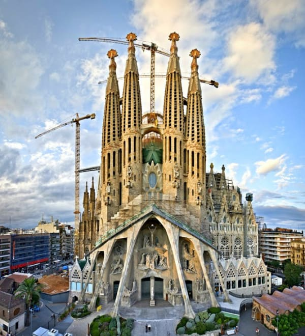 Nhà thờ Sagrada Familia do Antoni Gaudi thiết kế 