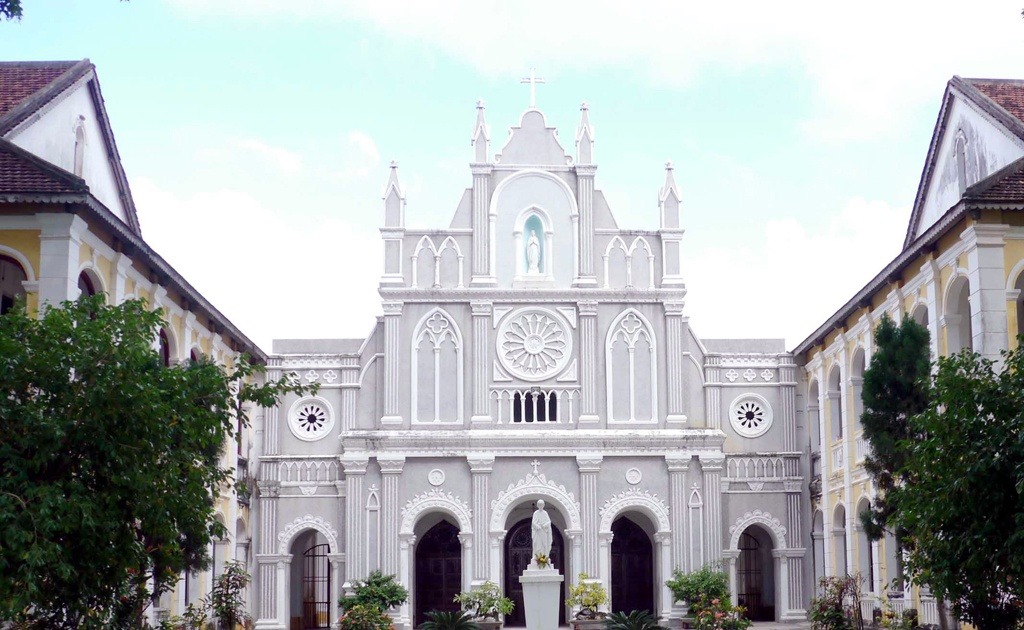 Nhà thờ Lòng Sông nổi bật giữa mảnh đất Bình Định