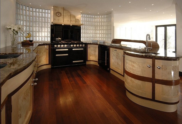 Không gian phòng bếp với bức tường tinh tế đậm chất Art Nouveau