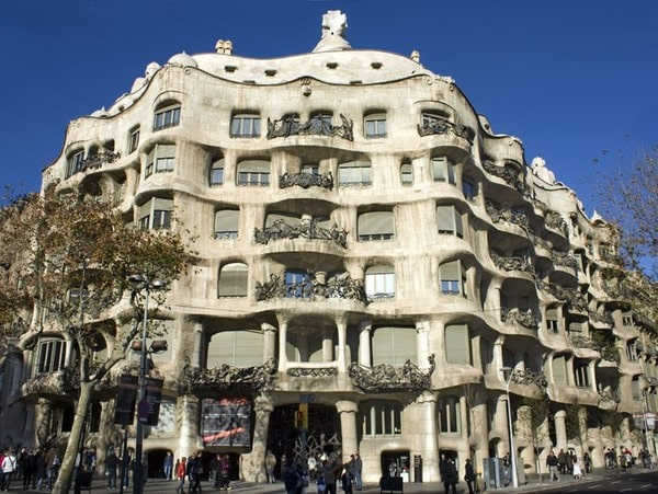 Thiết kế kiến trúc của Antoni Gaudi thu hút người đi đường