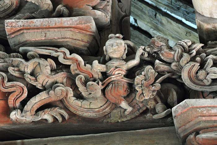 Bức điêu khắc “Tiên nữ cưỡi rồng” tại đình Giẽ Hạ, Phú Xuyên, Hà Nội