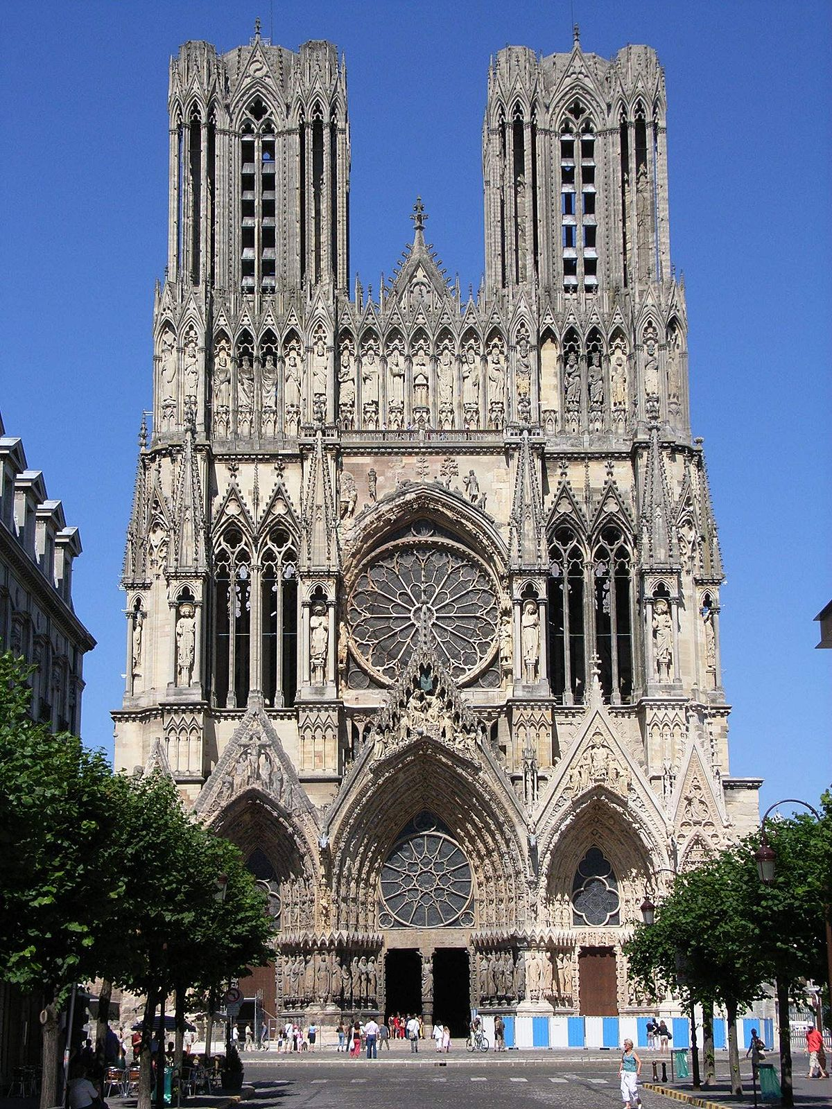 Mặt chính của tòa nhà Đức bà Reims theo kiến trúc Gothic