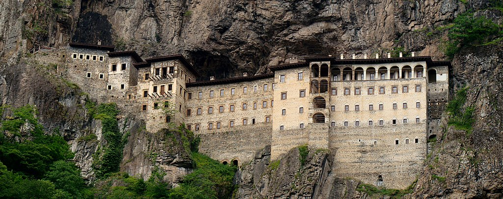 Tu viện Sumela cheo leo giữa vách núi 