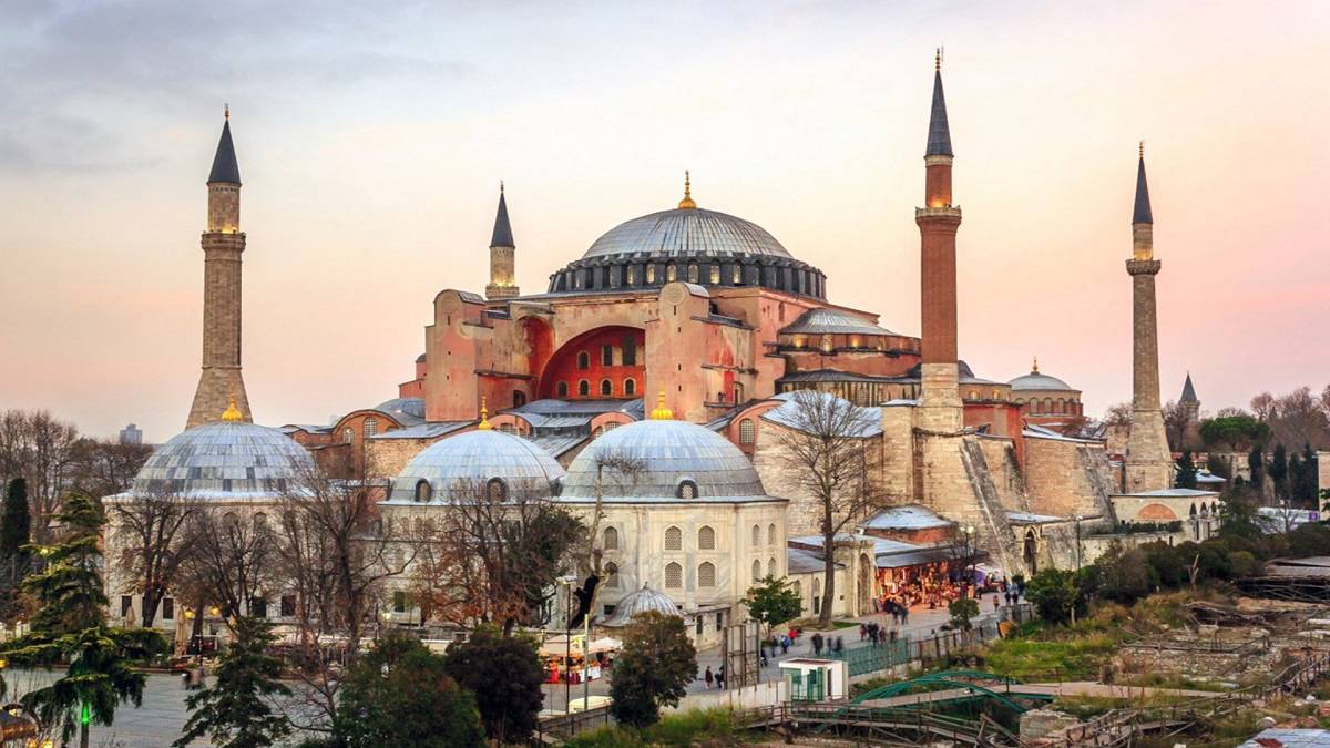 Toàn cảnh bên ngoài của nhà thờ Hagia Sophia với các cột lớn
