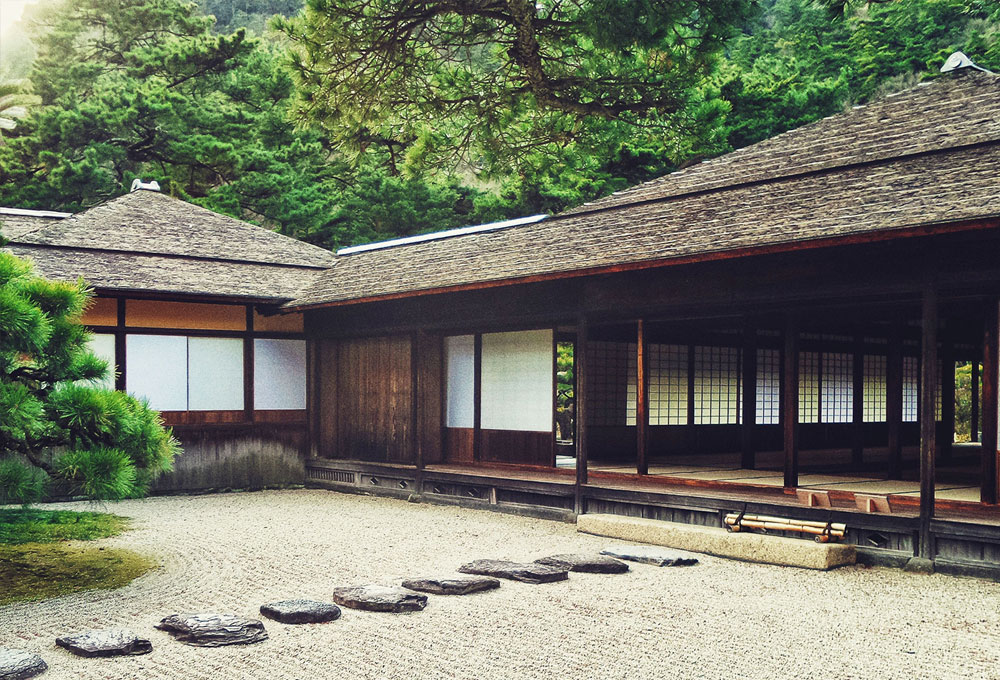 Hình ảnh Kutsu - nugi ishi đặt phía trước ngôi nhà Nhật