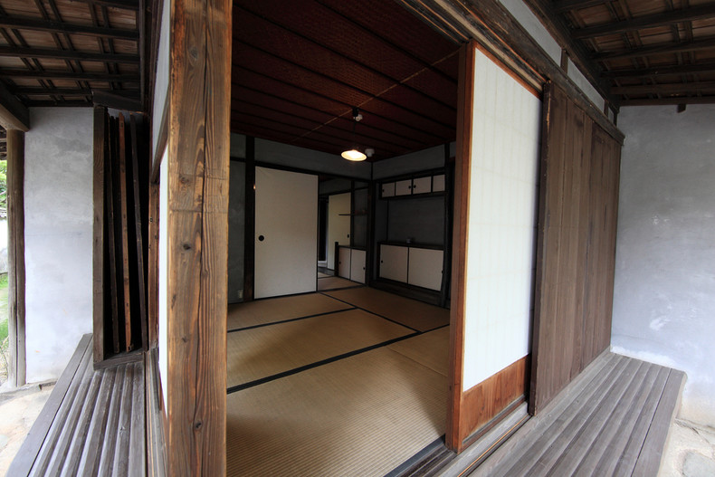 Amado trong căn nhà kiến trúc Nhật Bản truyền thống