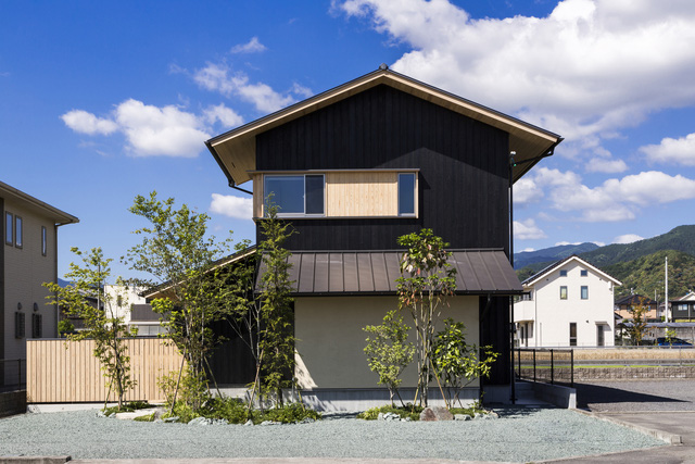 Nhà ở Nhật Bản hiện đại với cửa sổ lớn