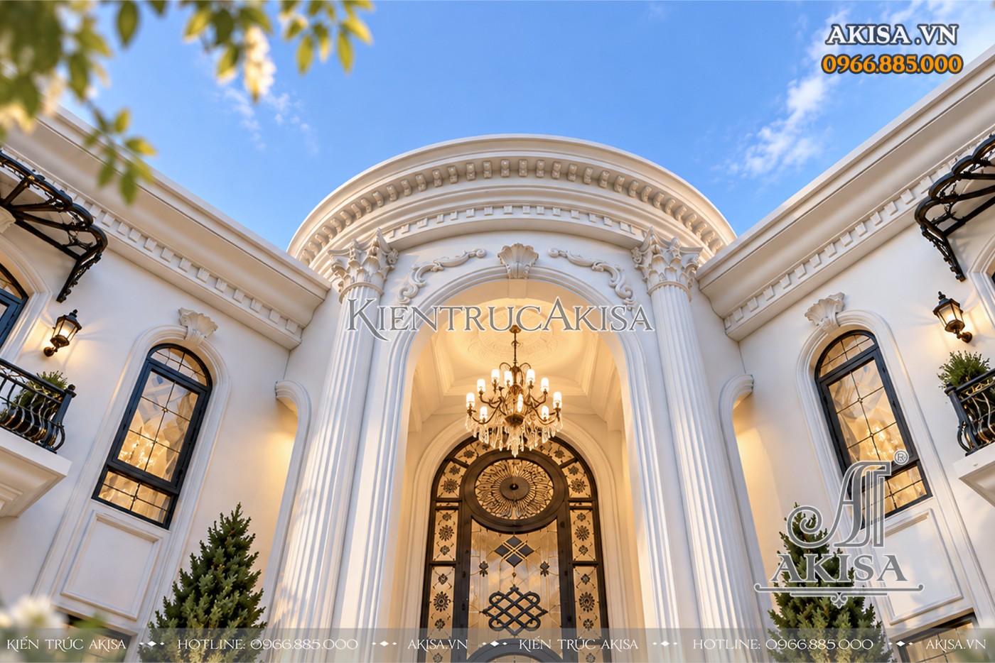 Sảnh chính biệt thự 2 tầng gây ấn tượng với hệ cột Corinthian cao lớn và mái vòm trang trí tinh xảo
