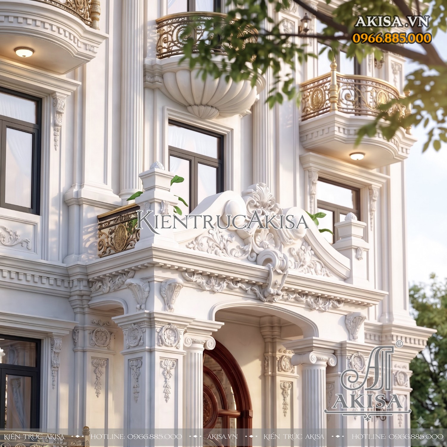 Chi tiết phù điêu và ban công phía trên sảnh góp phần tạo nên vẻ cầu kỳ đặc trưng của biệt thự phong cách cổ điển