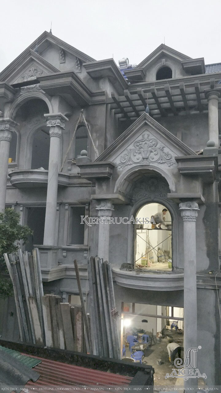 Hình ảnh thi công biệt thự châu âu 3 tầng tân cổ điển mái Thái
